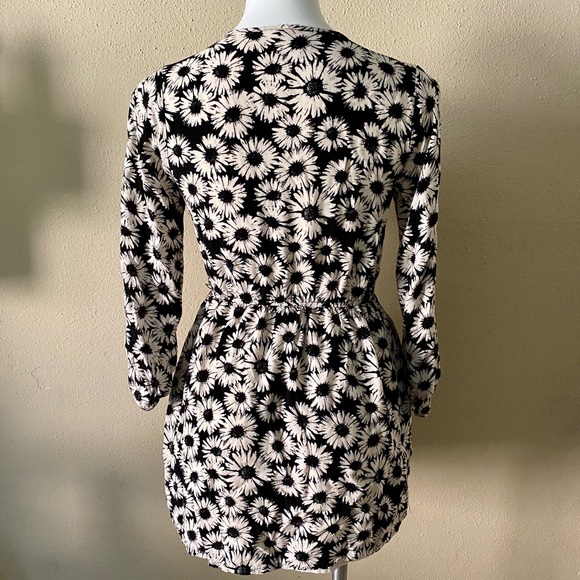 Forever 21 black&white daisy cold shoulder… - Picture 8 of 8
